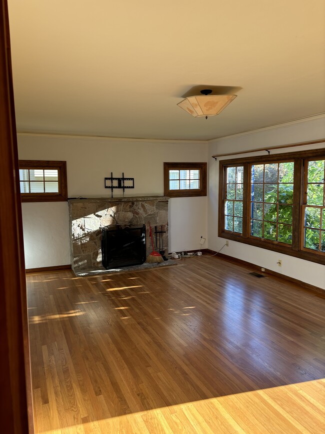 Building Photo - 6448 Benvenue Ave
