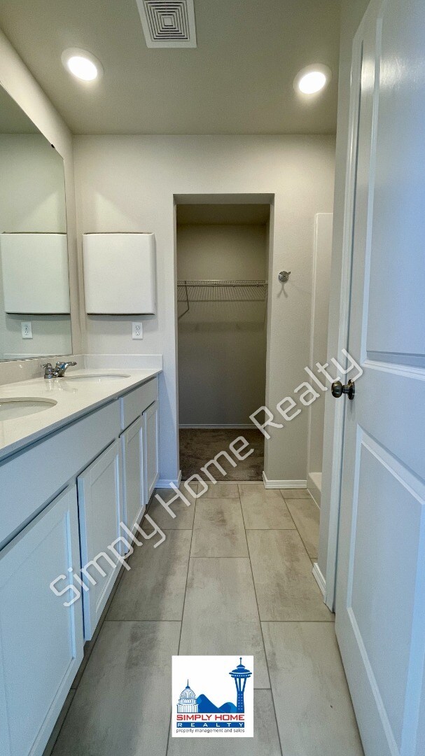Building Photo - Step Inside to a Townhome Made for Easy Living!