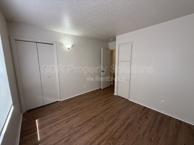 Building Photo - 1928 Buena Vista Dr SE