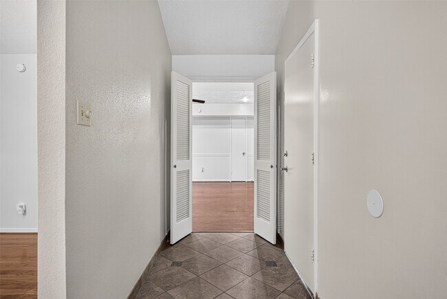 Building Photo - 3107 Pecan Point Dr
