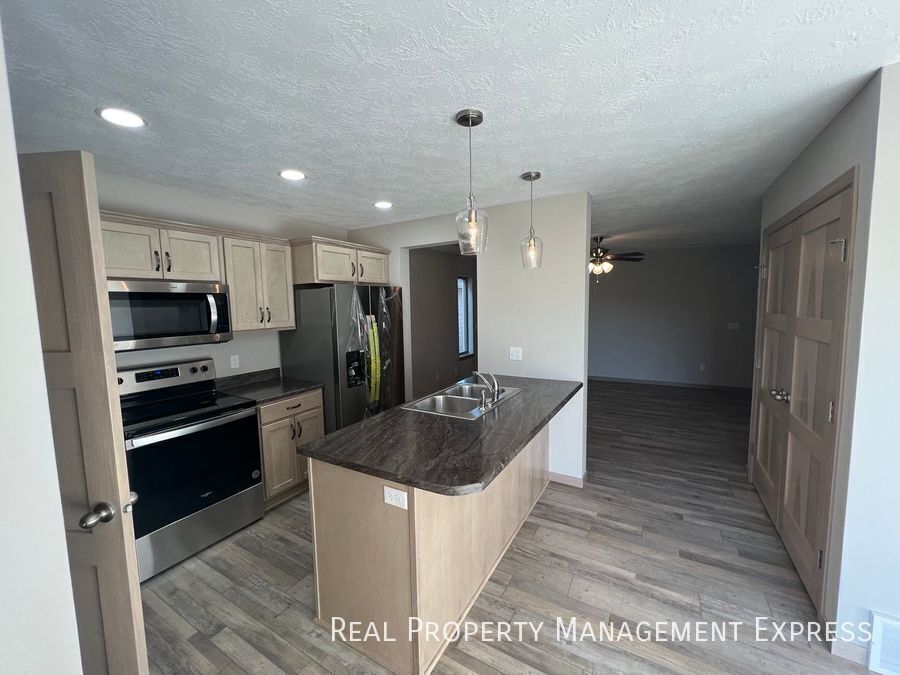 Building Photo - 3-Bedroom, 1.5 Bath Townhome