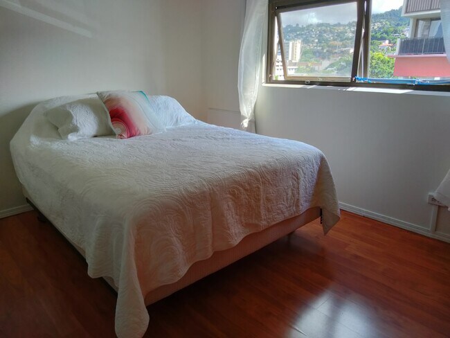 Queen Size Bed in Master Bedroom - 1571 Piikoi St