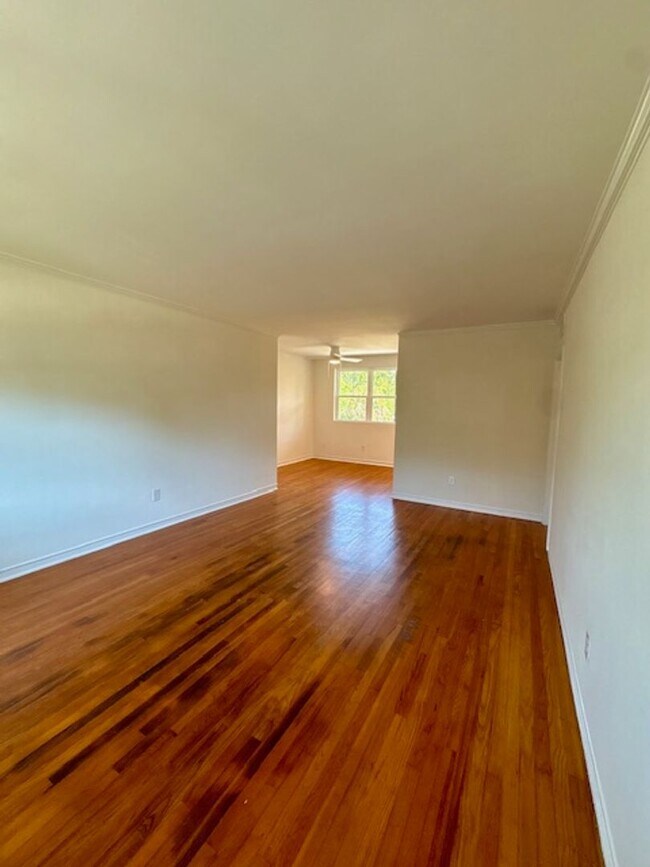 Building Photo - Fully Renovated Three Bedrooms Condo in South Windermere