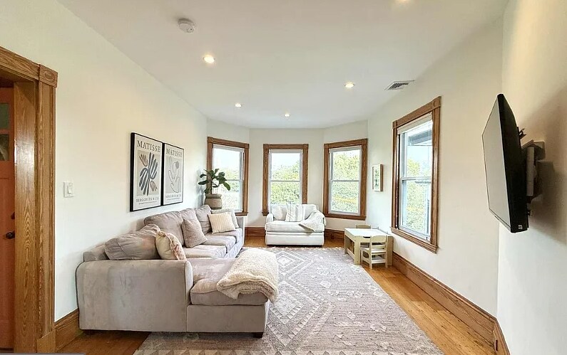 Building Photo - 14 Saint Martin St