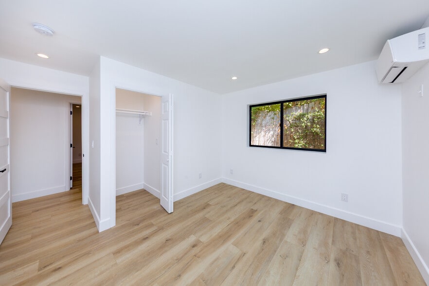 Building Photo - 854 S Sycamore Ave