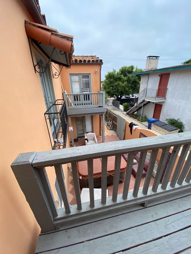 Building Photo - 6636 Del Playa Dr