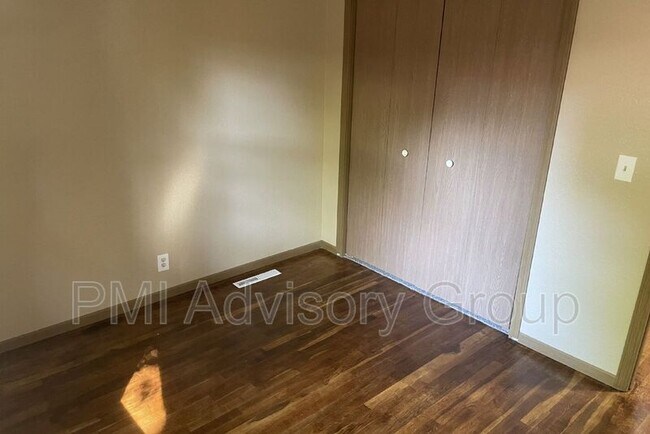 Building Photo - 2213 SE Davies St