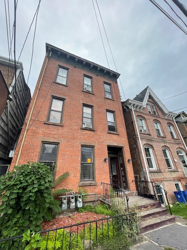 Building Photo - 165 Liberty St