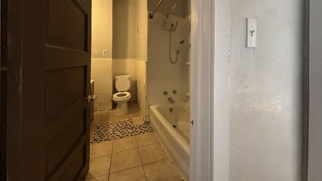 Building Photo - 3-bed Philly home with hardwood floors, an...