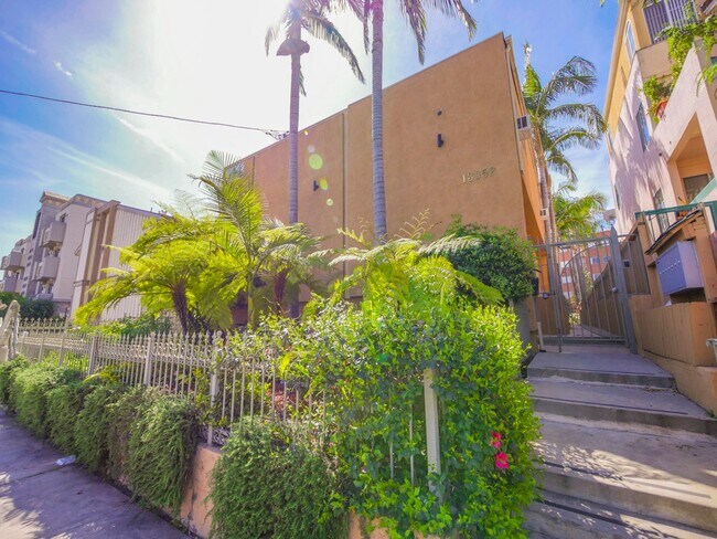 Building Photo - 13952 Moorpark Ave