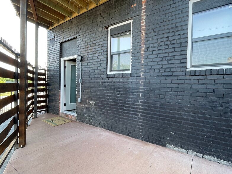 Building Photo - 1211 W 27th St