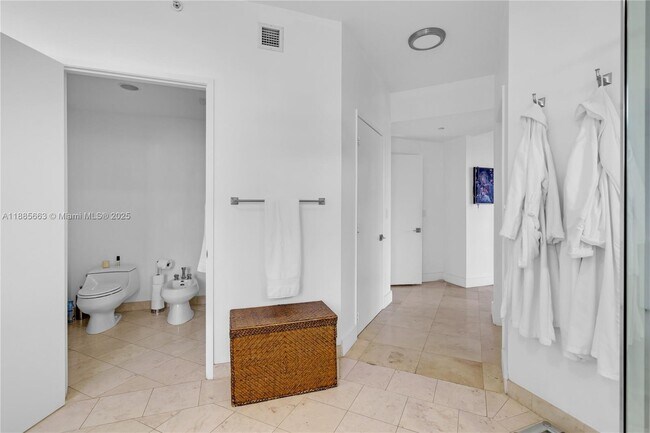 Building Photo - 737 Crandon Blvd