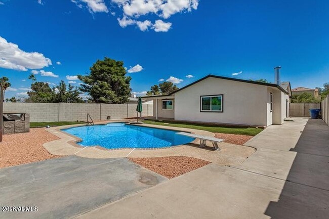 Building Photo - 1008 W Watson Dr