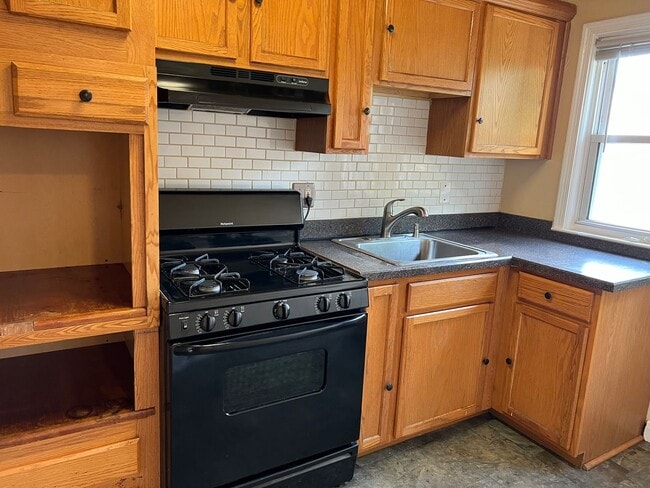 Building Photo - 3 BDRM 1.5 BTH in Baltimore City Sinclair Ln