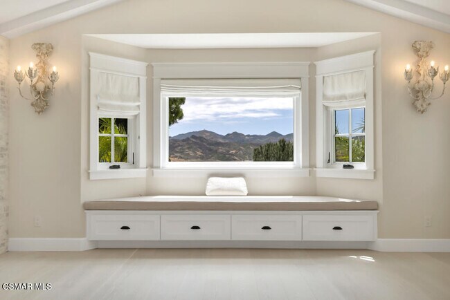 Building Photo - 2076 Hillsbury Rd