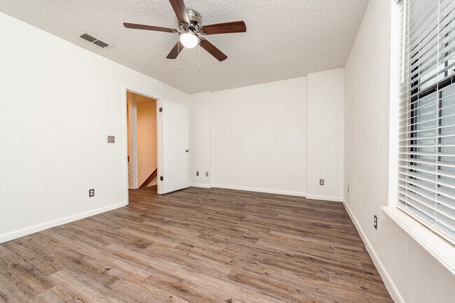 Building Photo - 9 Oakwood Park