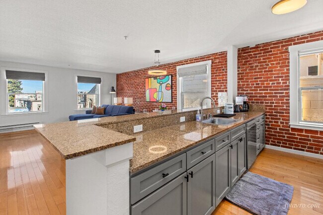 Building Photo - 323 29th St