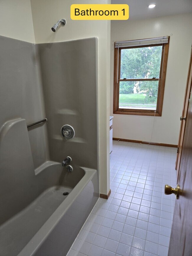 Building Photo - 195 Edgemere Ct