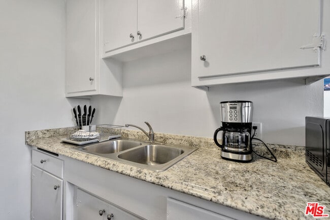 Building Photo - 932 Wilcox Ave