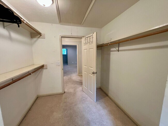 Building Photo - 1302 Honeywood Pl