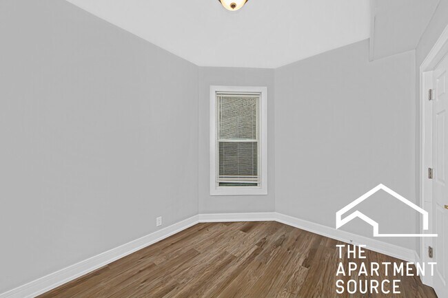 Building Photo - 4340 W Shakespeare Ave