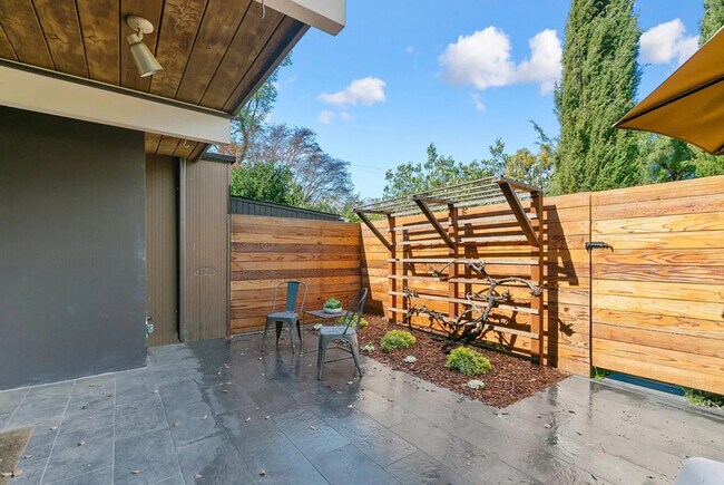 Building Photo - 115 Greenmeadow Way