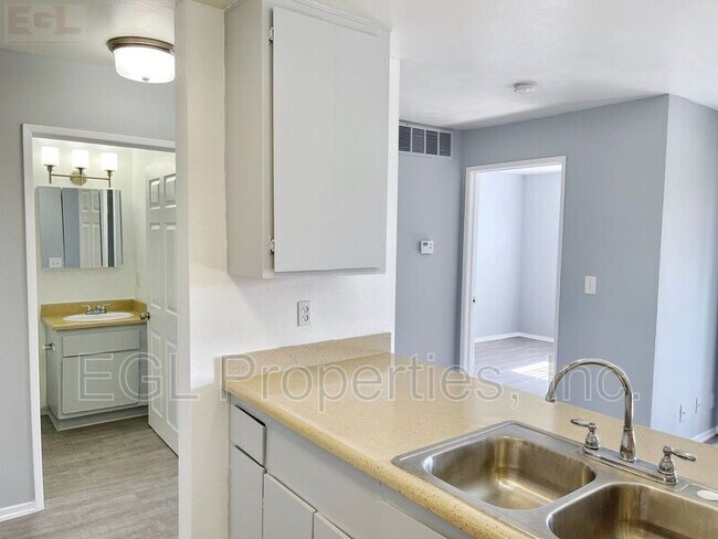 Building Photo - 1507 N Durant St