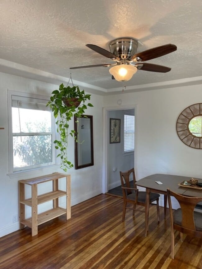 Building Photo - Vintage home in downtown Redding.