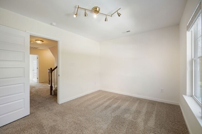 Building Photo - 3 Bedroom Corner Townhome!!! Available Early-Mid April****