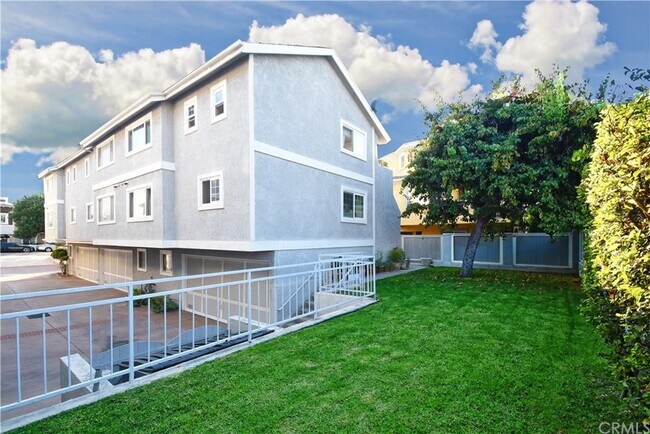 Building Photo - 2607 Vanderbilt Ln