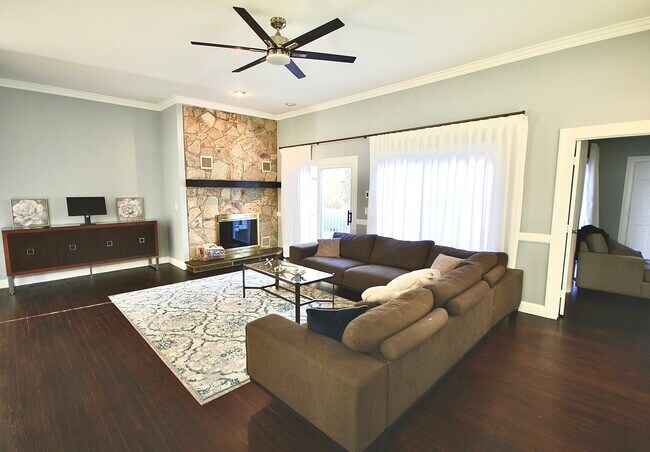 Building Photo - 106A Comstock Hill Ave