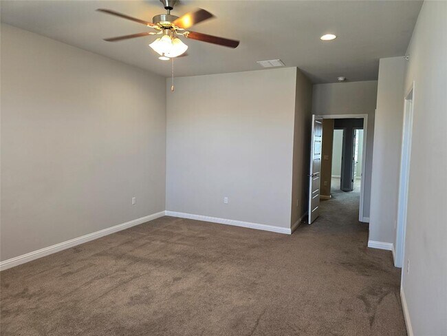 Building Photo - 13800 Lyndhurst St