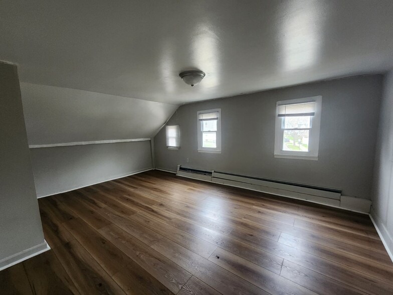 Building Photo - 300 W Elm St