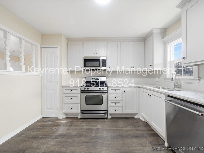 Building Photo - 5340 W 11th St
