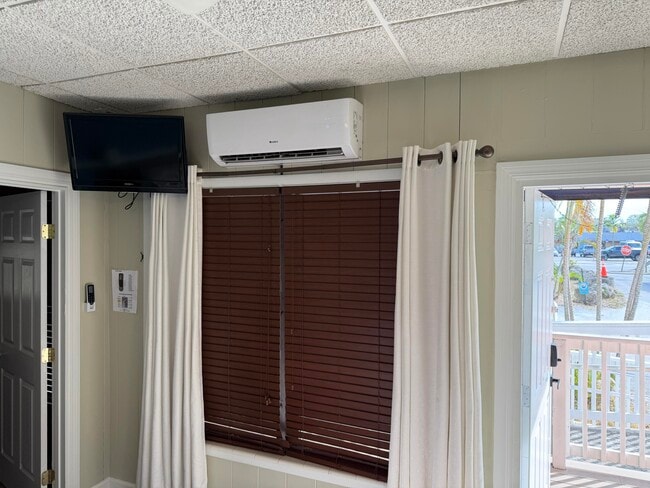 Building Photo - 3350 NE Indian River Dr