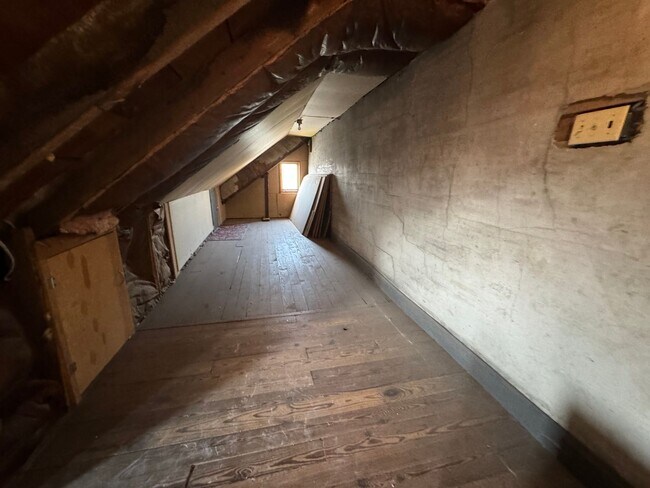 Building Photo - THREE BEDROOM/ONE BATH TWIN