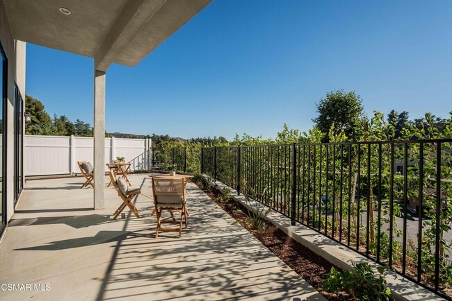 Building Photo - 252 Capri Dr