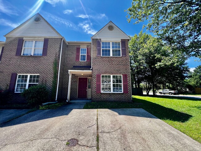 Primary Photo - Newly remodeled 3 bed 2.5 bath townhome in...