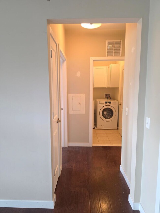 Building Photo - Beautiful 2nd floor (with elevator services) condominium: 2-bed, 2-bath, beautiful kitchen, bonus...