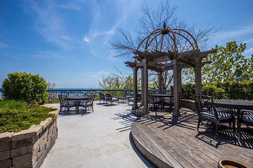 Common Gazebo - 1660 N Prospect Ave