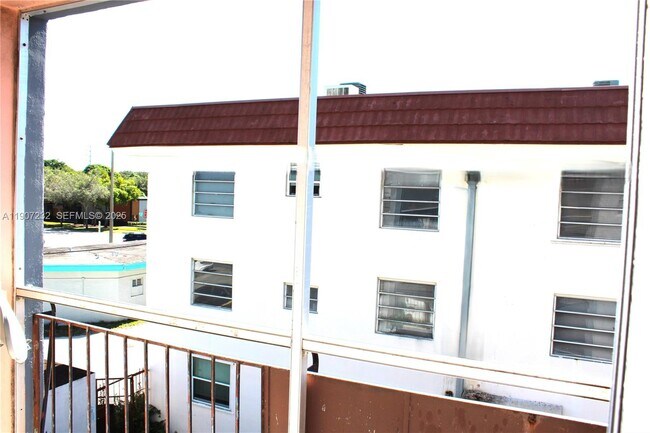 Building Photo - 13685 NE 10th Ave