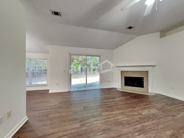 Building Photo - 20 Carlisle Ln