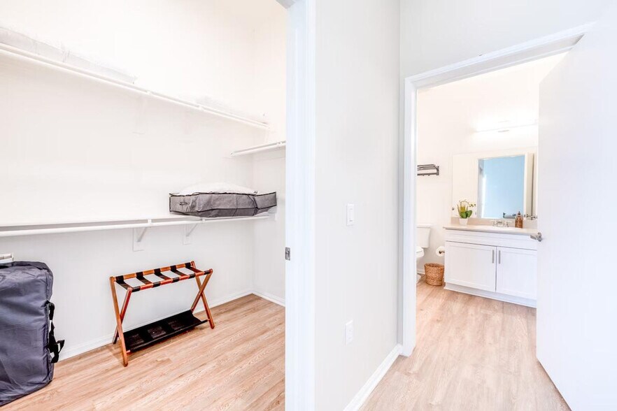 Building Photo - 4384 Iowa St