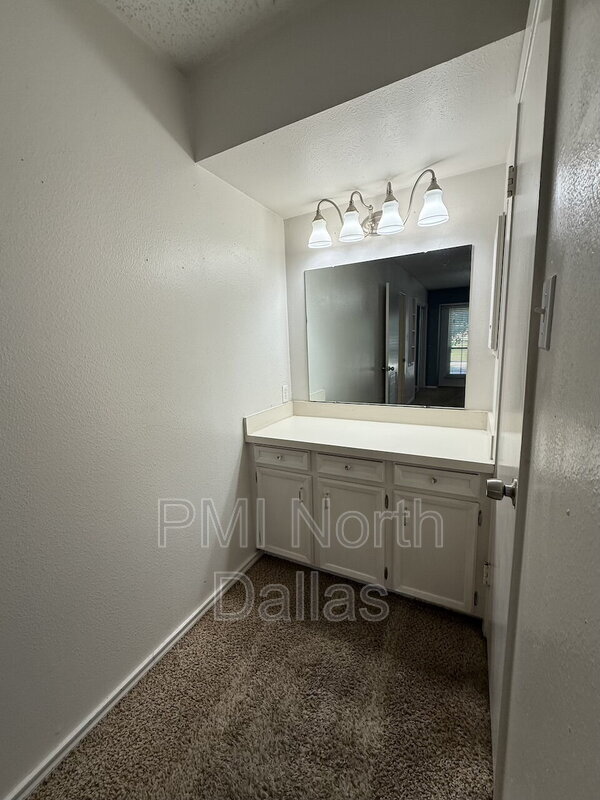 Building Photo - 7904 Royal Ln