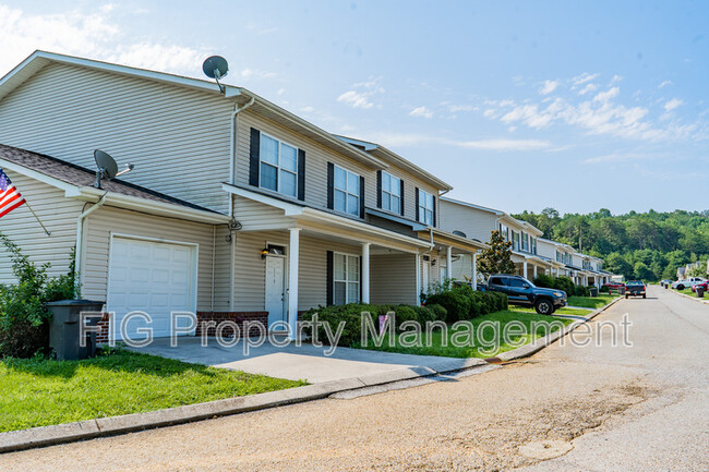 Building Photo - 135 Stonegate Cir