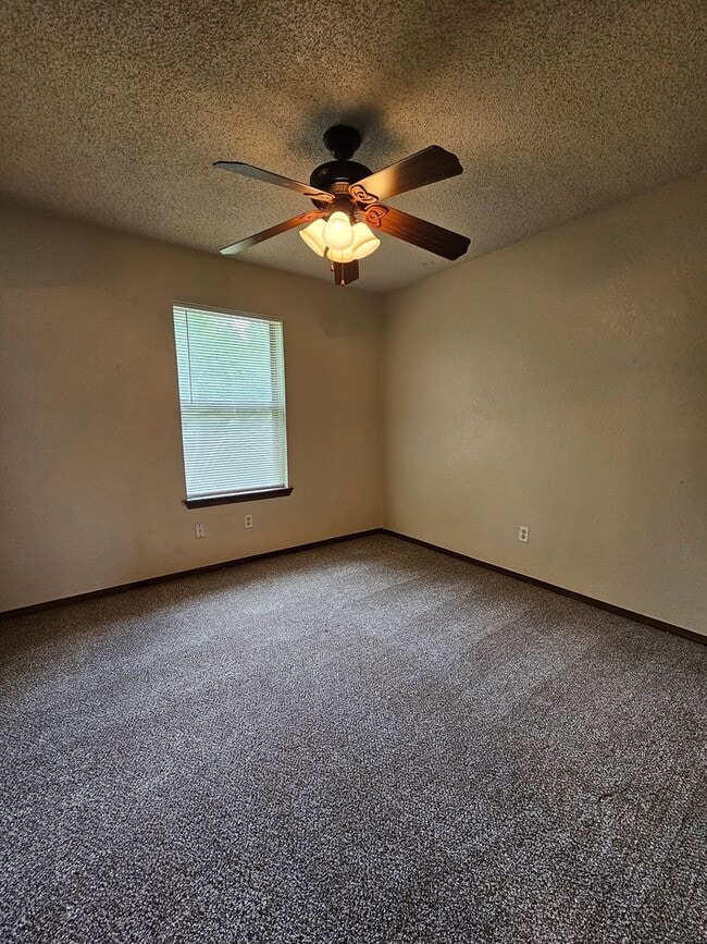 Building Photo - (3) Bed/(2) Bath in West Norman Avail NOW!