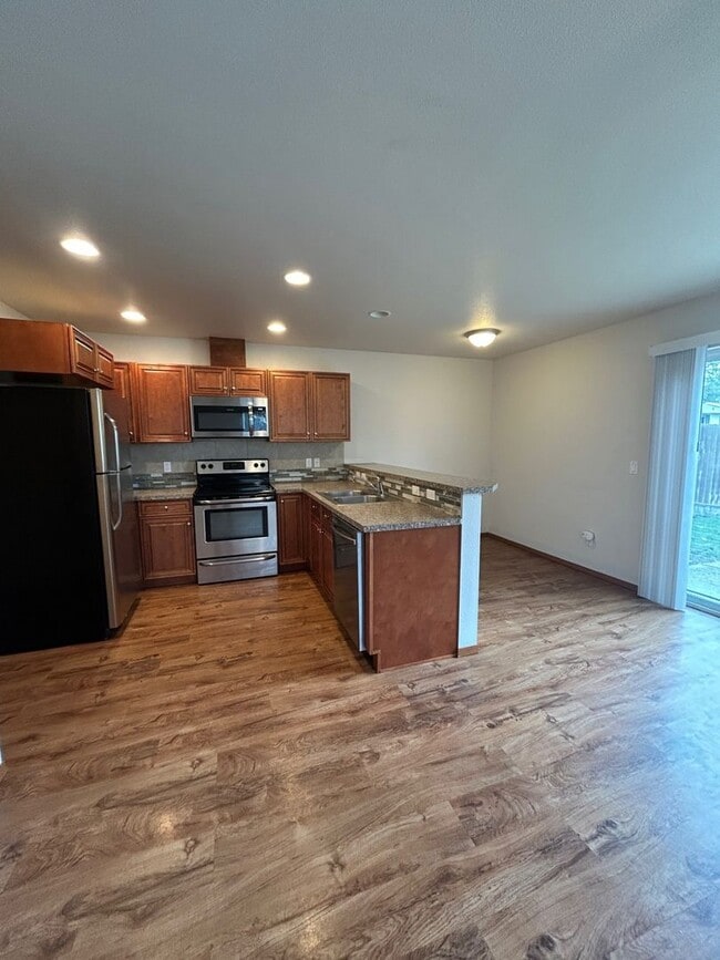 Building Photo - Spacious 3 Bedroom 2.5 Bath Duplex in Post Falls