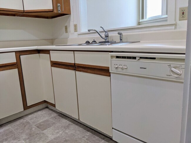 Building Photo - Spacious 2 Bedroom Apartment in Emmaus!