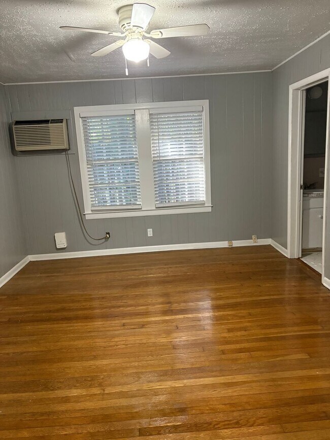 Building Photo - 1BED/1BATH Near I10 and Monroe