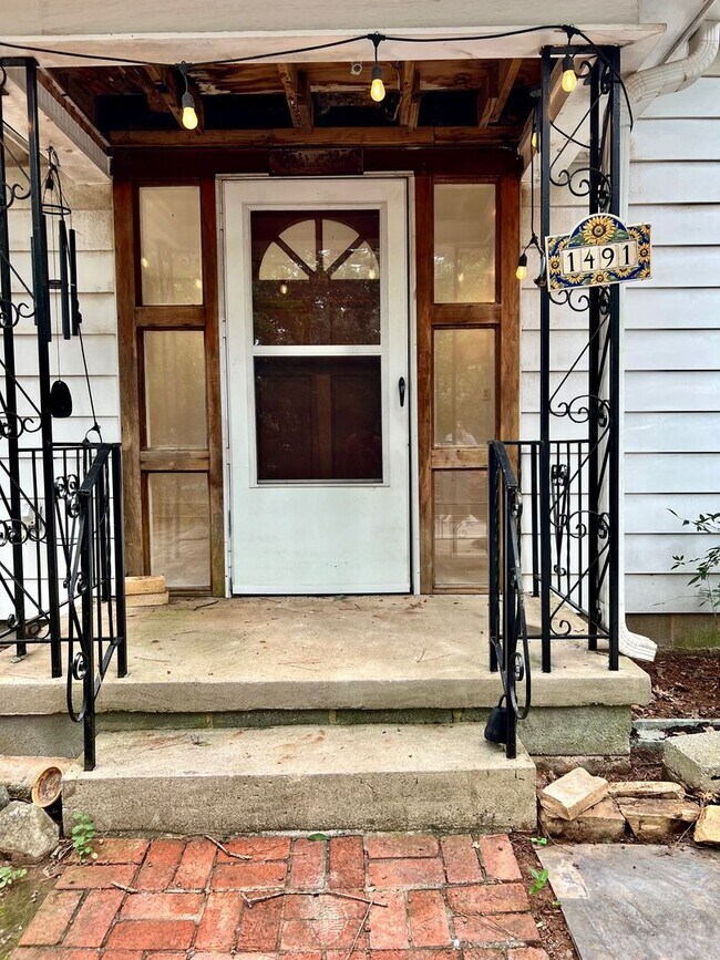 Building Photo - 3 Bed | 2 Bath Single Family Home